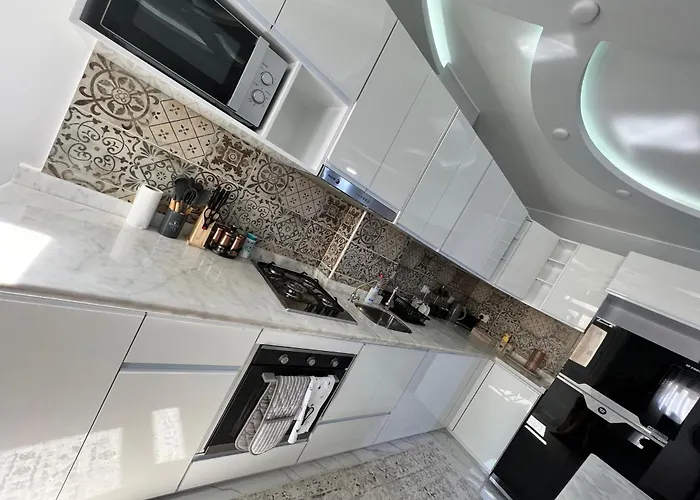Graceland - Spacious 2 Bedroom - Near Marina & Orange Gurdaka